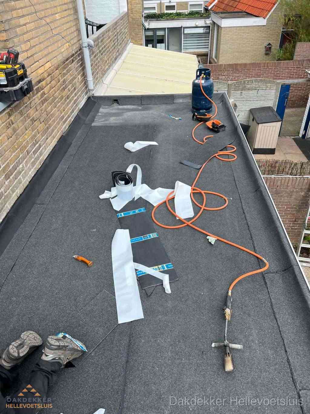 Dakdekker brengt EPDM dakbedekking aan op plat dak in Hellevoetsluis Dakdekker brengt EPDM dakbedekking aan op plat dak in Hellevoetsluis