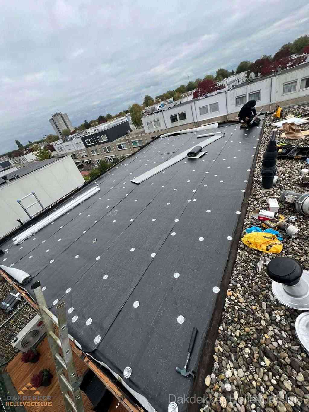 Dakleer vervangen op groot plat dak door dakdekker in Hellevoetsluis Dakleer vervangen op groot plat dak door dakdekker in Hellevoetsluis