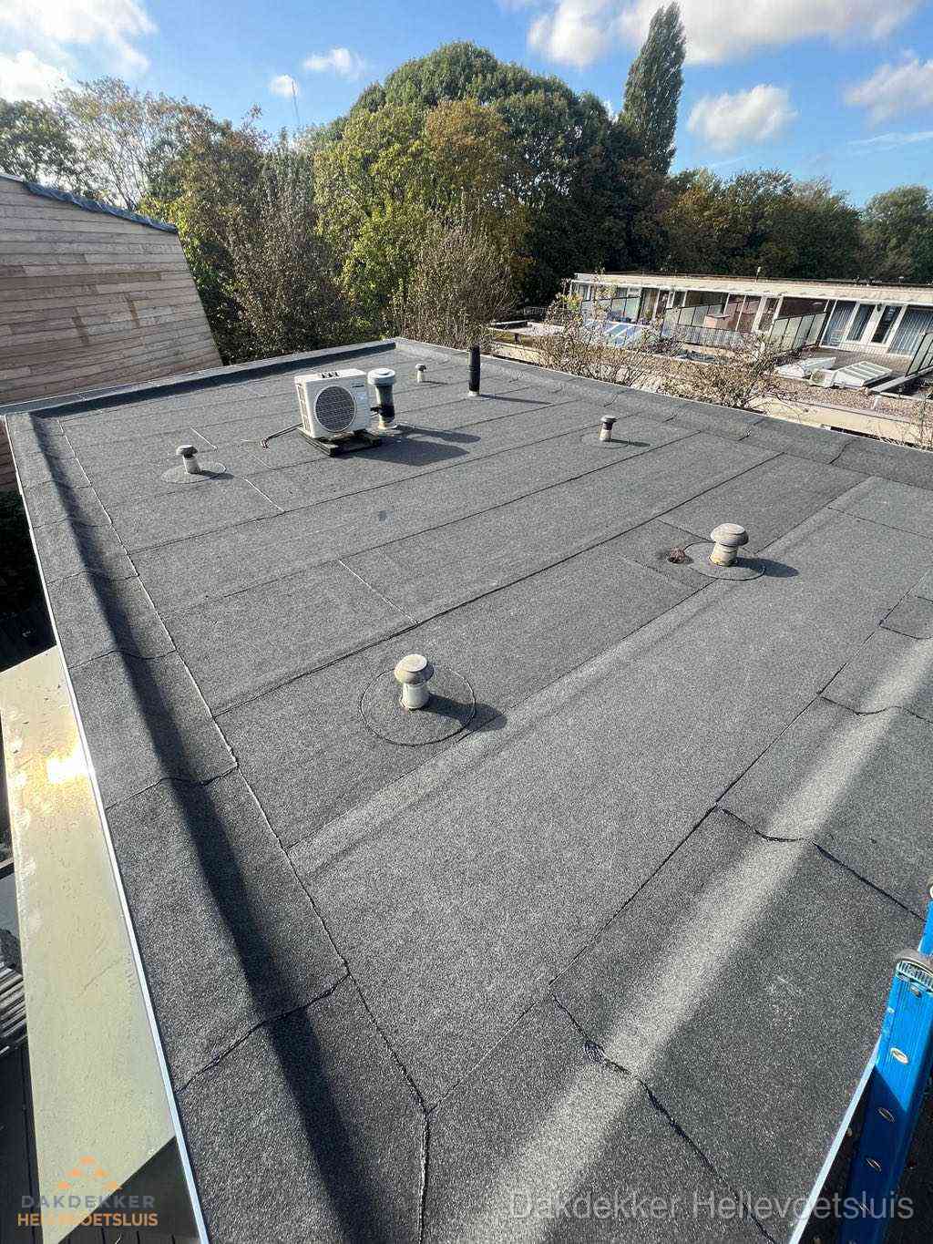 Plat dak met bitumen en brandgereedschap van dakdekkersbedrijf in Hellevoetsluis Plat dak met bitumen en brandgereedschap van dakdekkersbedrijf in Hellevoetsluis